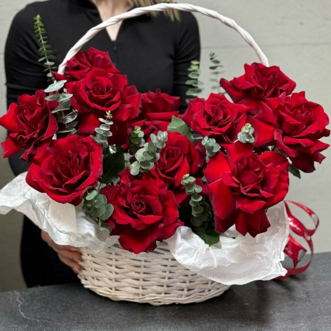 Букет цветов "Корзина из красных французских роз"